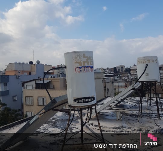 דודי שמש על גג עם קולטים מחוברים